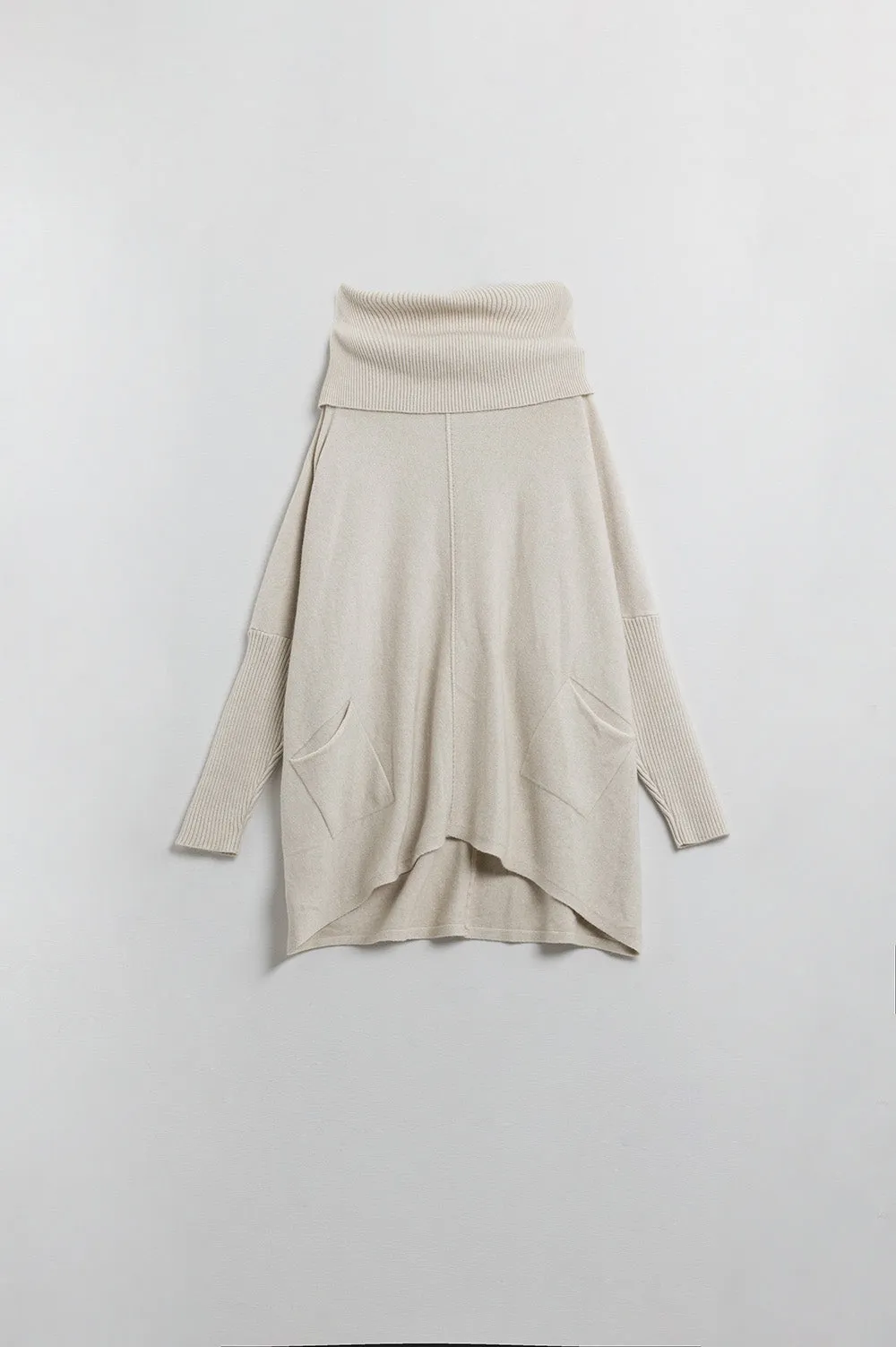 Oversized beige sweater with front pockets