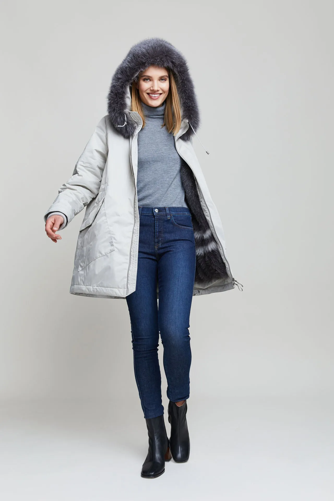 SHORT WOMEN'S PARKA WITH FUR LINING AND HOOD
