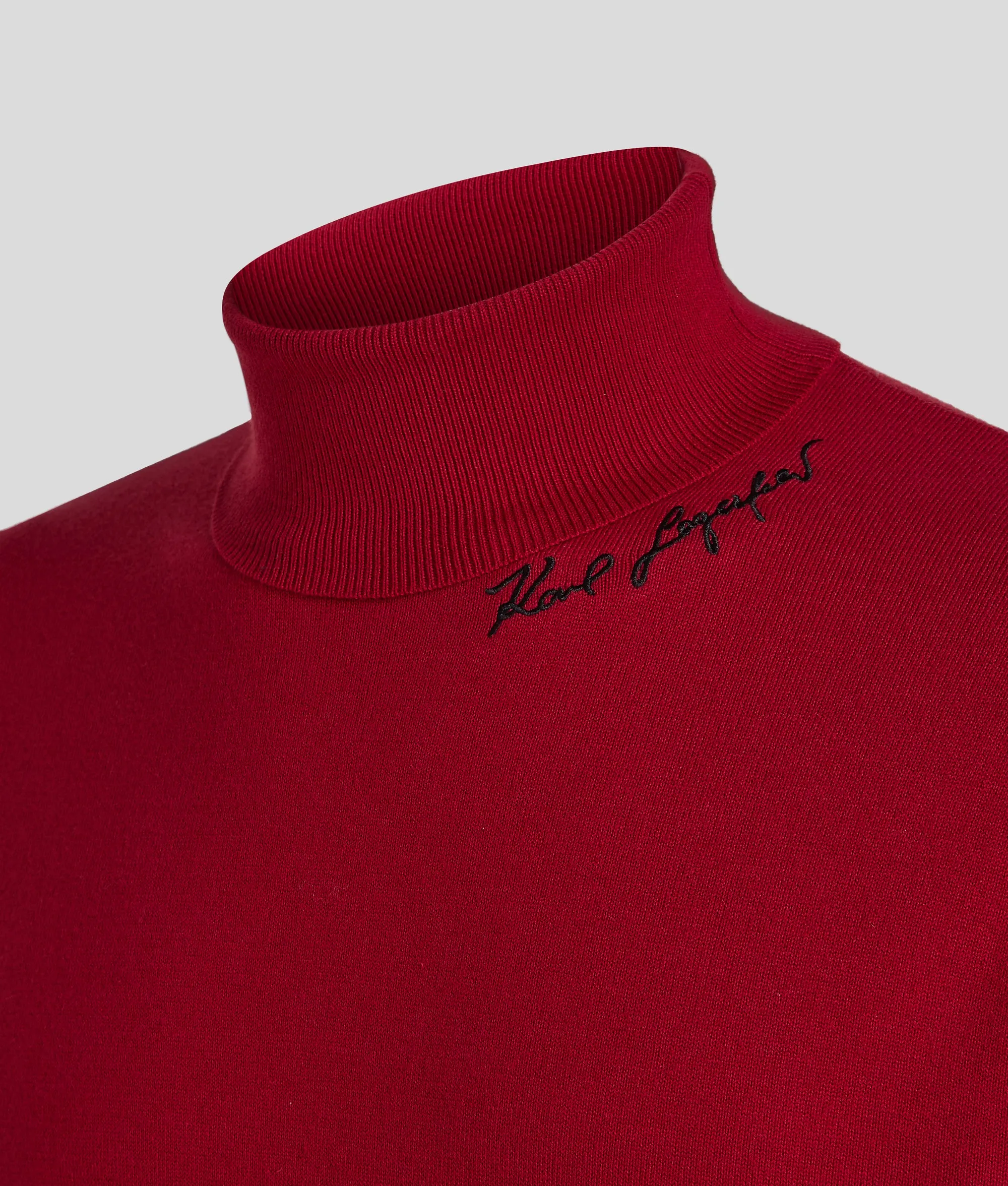 SIGNATURE TURTLE NECK KNIT
