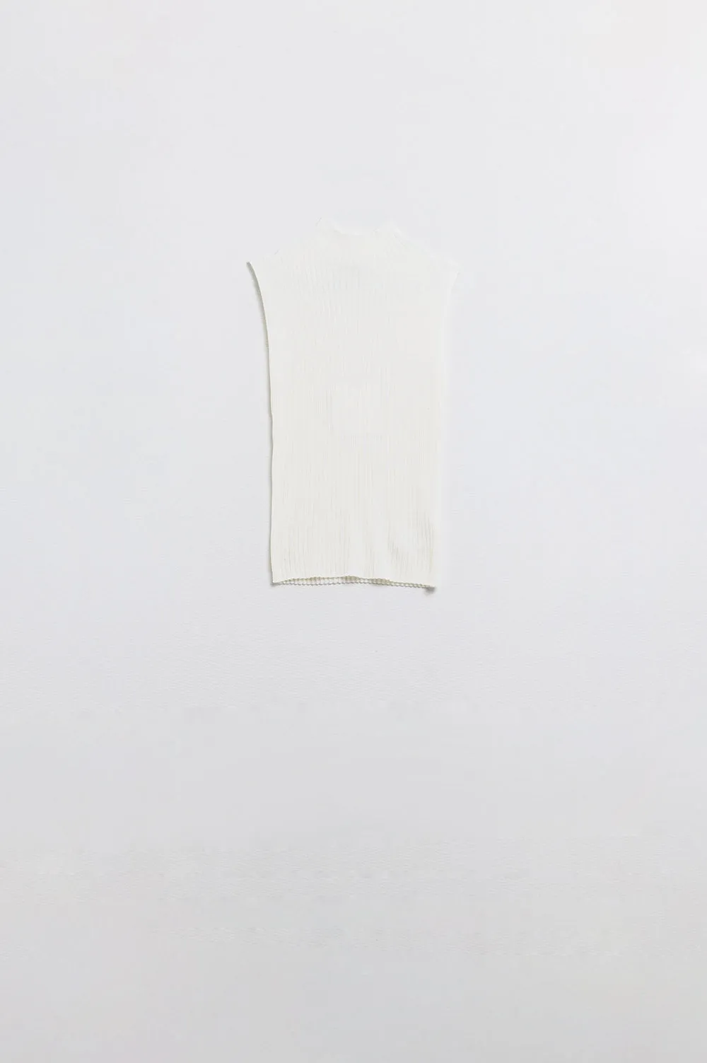 Sleeveless fine knit wool sweater in ecru